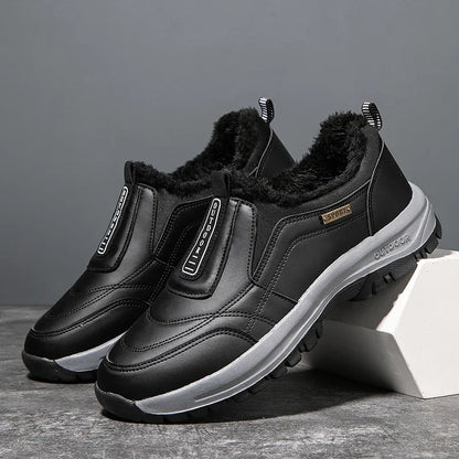 Zimní ortopedická obuv, zateplená s měkkou podšívkou, která ulevuje od bolesti nohou i únavy zad.