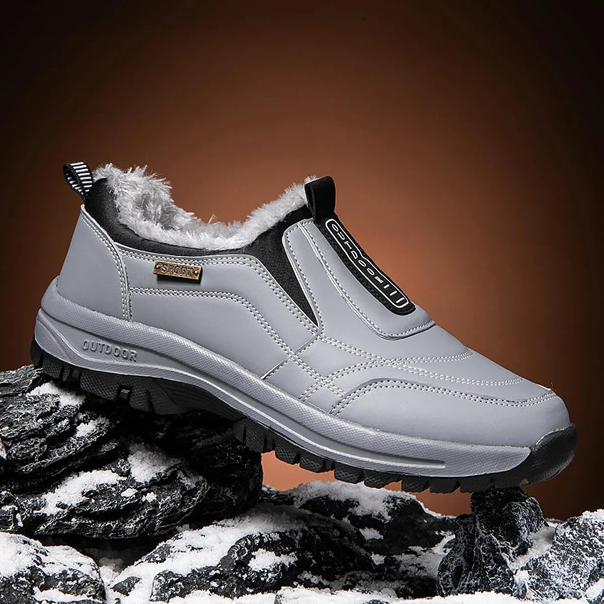 Zimní ortopedická obuv, zateplená s měkkou podšívkou, která ulevuje od bolesti nohou i únavy zad.