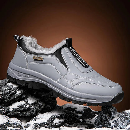 Zimní ortopedická obuv, zateplená s měkkou podšívkou, která ulevuje od bolesti nohou i únavy zad.