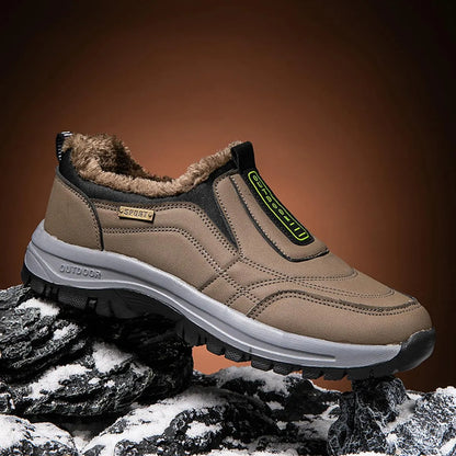 Zimní ortopedická obuv, zateplená s měkkou podšívkou, která ulevuje od bolesti nohou i únavy zad.